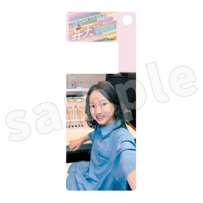 自撮りセルフカットデザインのスマホスタンドアクリルキーホルダー（ランダム）＜チェキ特典付き＞